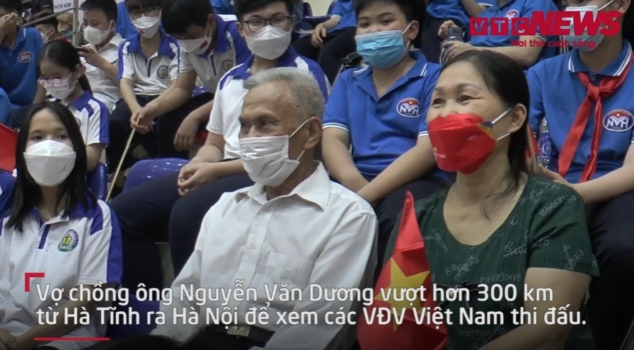 Vợ chồng già vượt hơn 300 km ra Hà Nội xem SEA Games 31